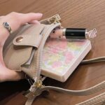 スマホポーチ スマホショルダーバッグ 高級合成製  斜め掛けミニバッグ カードや小銭等も収納 多機能 入れたまま操作  全10色 SKU:IPC0132024031 - Image 2