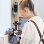 真空スマホスタンド 電動真空吸着機能 ワイヤレス充電器 折り畳み式 真空スマホスタンド 超強吸着力 車載スマホホルダー 片手操作 携帯ホルダー 全2色 SKU:IPC08222024013 - Image 10