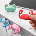 ケーブルホルダーケーブルクランプ ケーブル管理 (単個）スマートホルダー イヤホン スマホ充電用ケーブル 配線整理 両面テープ付き 壁固定対応 ケーブル収納 ケーブル整理 全8色 SKU:IPC1111920244050 - 画像 (2)