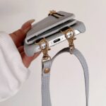 iPhone 17 手帳型ケース ストラップ付属