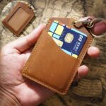 IDカードホルダー 社員証ケース ネームバッジ パスケース 定期入れ 小銭入れ カラビナ 本革 ICカード 定期券 社員証